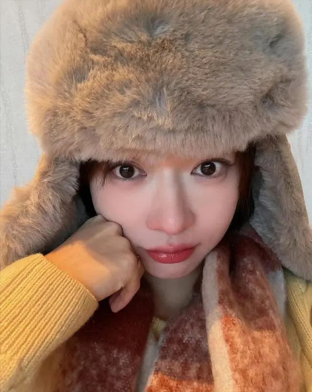 吳謹言挺孕肚在雪地轉圈
