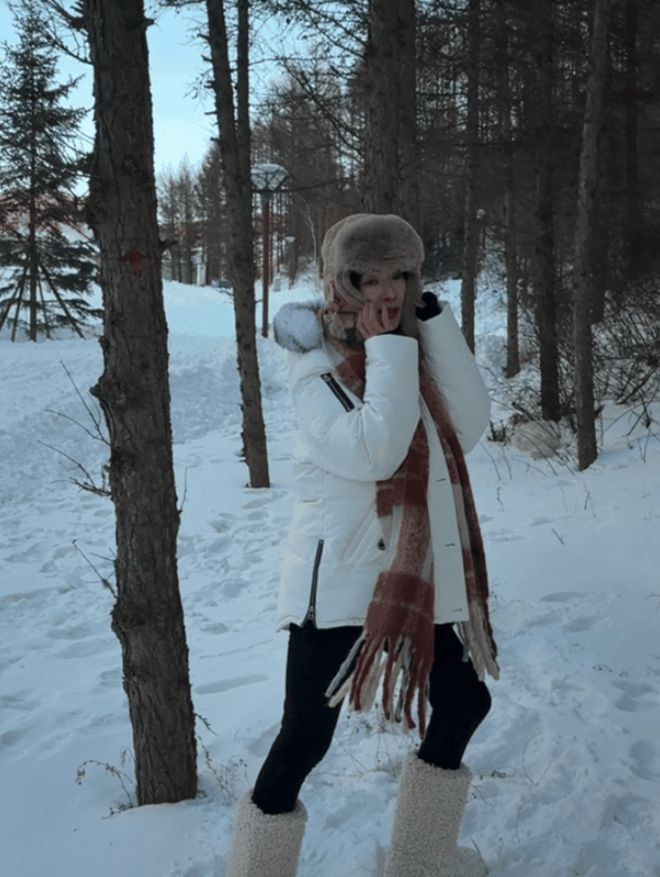 吳謹言挺孕肚在雪地轉圈