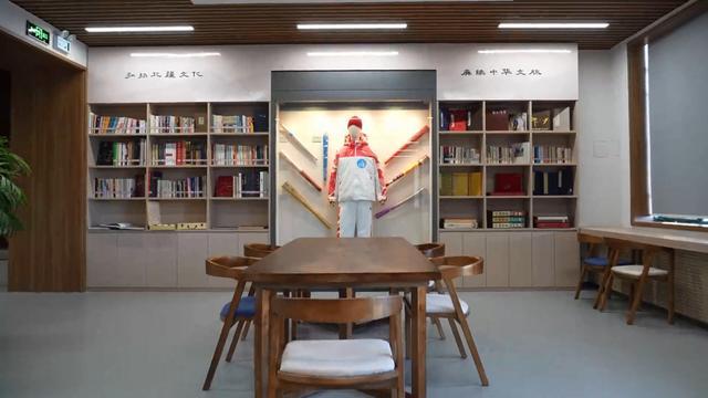 白巖松回家鄉捐贈一批珍貴藏品 傳遞知識與火炬