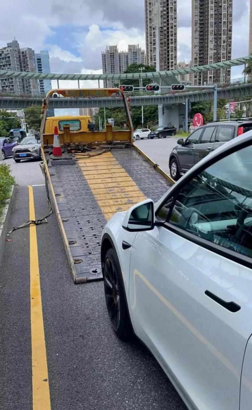 特斯拉車主新型社交:比誰(shuí)的系統(tǒng)彈窗多,每天能解鎖多少種故障?