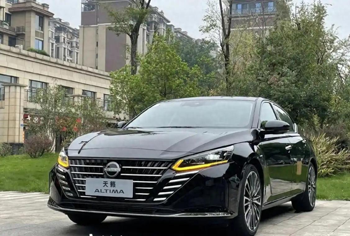 東風日產天籟:長超4米9,2.0T爆發(fā)243馬力,舒適與動力兼?zhèn)?" />
<p class="pgc-img-caption"> </p>
</div>
<p data-track="4">現款天籟采用了日產家族式的V-Motion設計語言,相比老款沉穩(wěn)的商務風格,這一代車型明顯向年輕運動方向靠攏。</p>
<p data-track="5">前臉倒梯形格柵搭配熏黑中網,配合犀利的LED大燈,視覺沖擊力不俗。</p>
<p data-track="6">車身長度達到<strong>4901mm</strong>,軸距為<strong>2825mm</strong>,尺寸上完全符合B級車的定位。</p>
<p data-track="7">車尾部分依然保持日產一貫的穩(wěn)重感,但通過熏黑尾燈和雙邊排氣處理,增加了一絲運動氛圍。</p>
<div id="l1nbrrj5" class="pgc-img"><img class="syl-page-img" src="http://www.gzdzbjgs.cn//uploads/image/2025/0207/10260153T1.jpg" title=