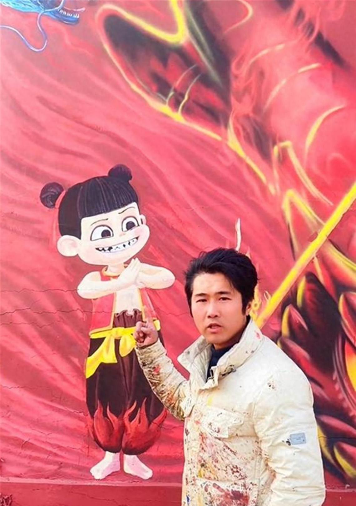 四川小伙兩天畫(huà)出一面哪吒涂鴉墻