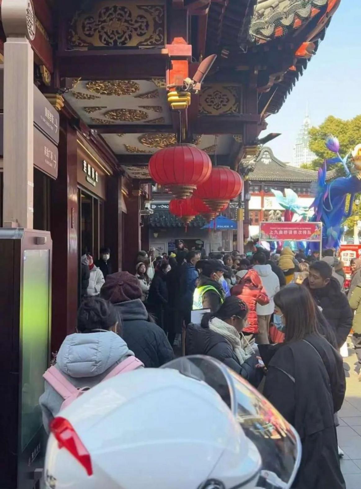 金價(jià)大漲年輕人拿父母老首飾換新