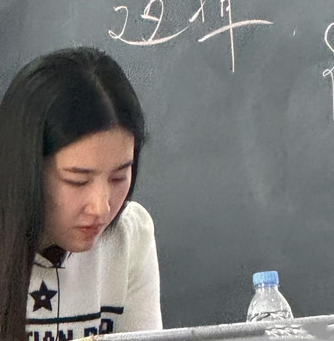 大學老師因酷似劉亦菲走紅