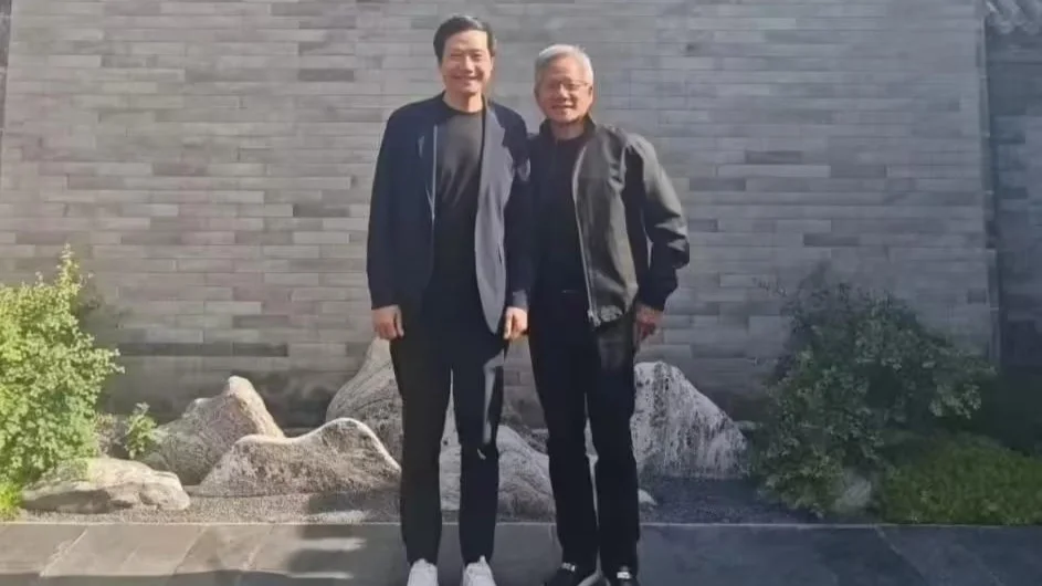 英偉達(dá)CEO黃仁勛回應(yīng)大熱天穿皮夾克：只有一套西裝，沒來得及干洗
